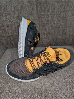 Nike Womens Black and Yellow Athletic Sneakers